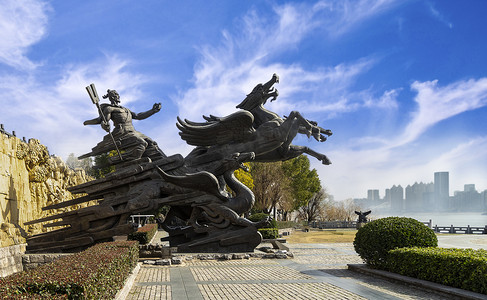 武汉汉阳江滩雕塑白天雕塑春天全景摄影图配图