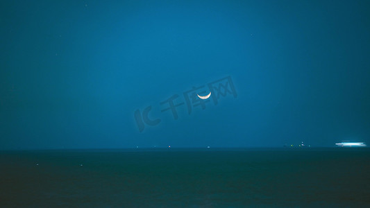 大海月亮摄影照片_唯美海上月牙落下大海夜景
