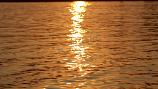 唯美夕阳下湖水面反光虚化光斑