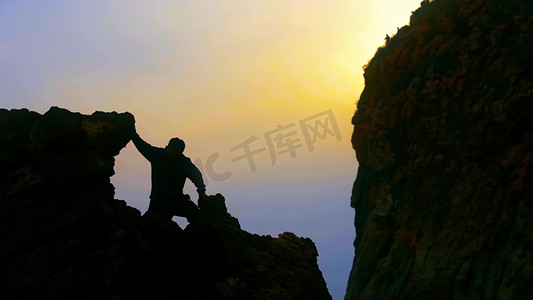 登山攀登山峰悬崖意境人物剪影