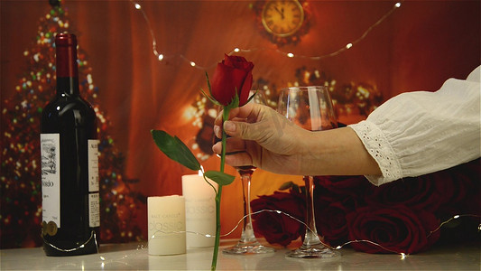 告白攻略摄影照片_520烛光晚餐情侣之间送玫瑰花