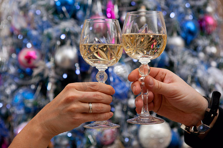 对新的一年树只手香槟酒杯