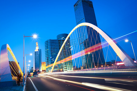 弧桥主梁公路汽车灯落后于城市夜景观