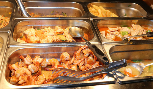 油炸食品摄影照片_许多托盘深油炸食品和油炸虾在中国 