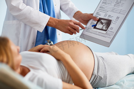 躺着超声扫描检查身体的孕妇