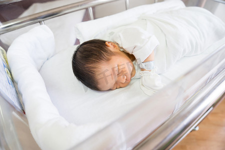 亚洲新生婴儿在医院产房