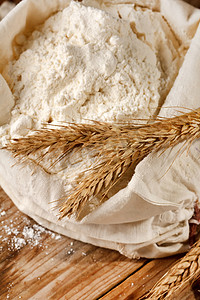 食物摄影照片_整个面粉的小麦的耳朵
