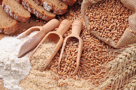 mi面粉摄影照片_小麦籽粒、 米糠和面粉