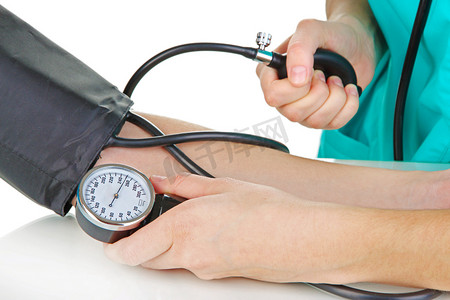 医药摄影照片_护士正在给人测量血压