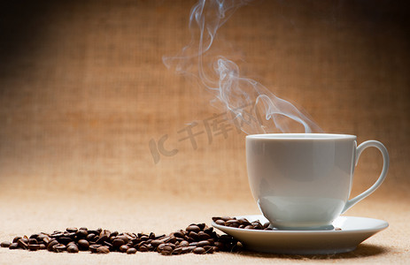 杯热咖啡有关的渡轮和谷物的 grunge 咖啡