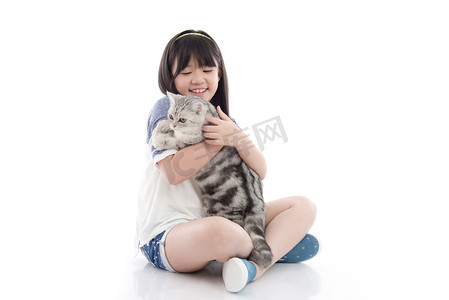 美丽的亚洲女孩和可爱的虎斑小猫一起玩