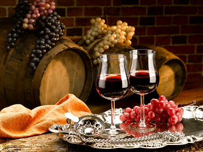 红酒中的葡萄酒窖的眼镜