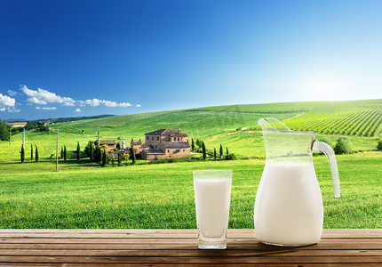 牛奶和阳光明媚的春天字段