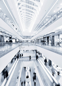 现代购物中心的全景视图