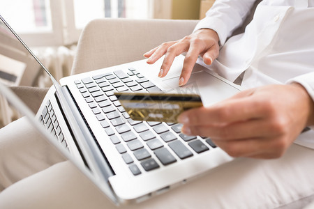 淘宝店标摄影照片_特写的女人手中拿着一张信用卡而且使用计算机