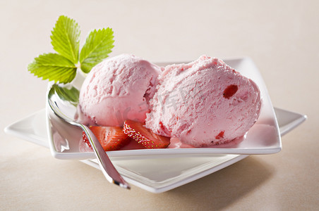 冰块纹理摄影照片_盘中的美味草莓冰淇淋