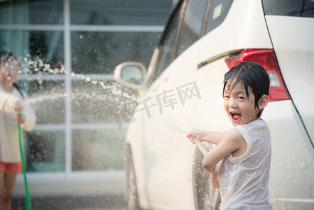 亚洲儿童洗车交通运输