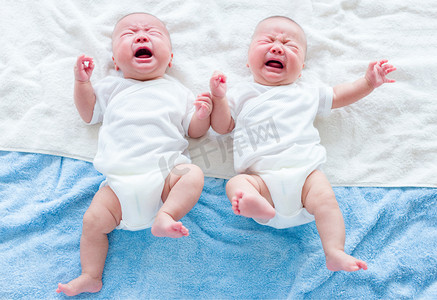 正在哭的新出生的双胞胎