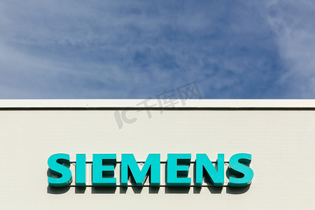 京东logo摄影照片_Siemens logo on a facade