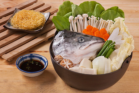 三文鱼头与蘑菇胡萝卜豆腐白菜火锅