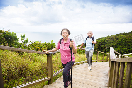 享受旅行摄影照片_快乐的年长夫妇徒步山公园