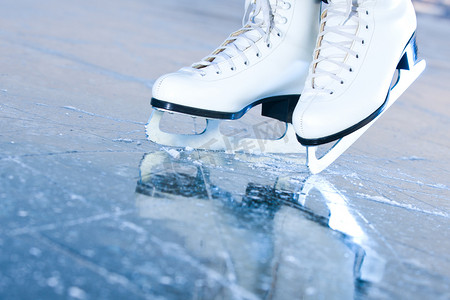 倾斜的蓝色版本，用反射的溜冰鞋