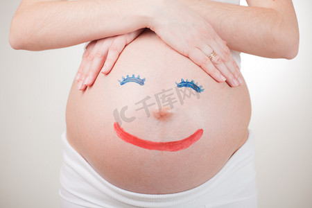 儿童影楼相册摄影照片_怀孕肚子上绘图人