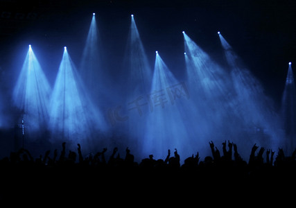 蓝灯上欢呼音乐会人群