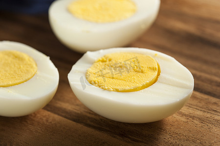 酥油蛋黄摄影照片_有机的煮的鸡蛋