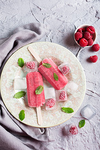 夏天吃糖摄影照片_自制草莓雪糕