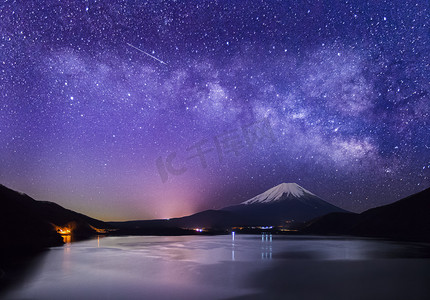 宇宙星空下的富士山