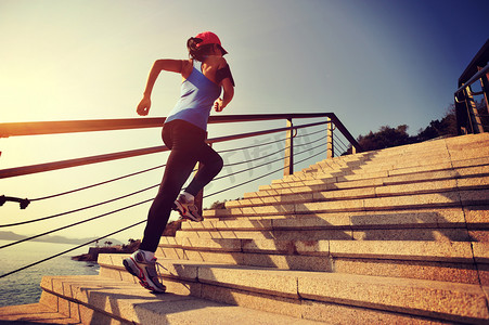 趣味运动会海报摄影照片_健康运动女人跑上楼梯