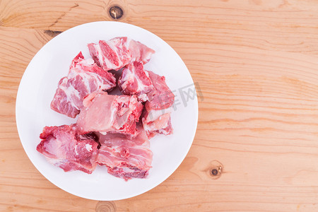 生鲜猪肉骨是中国烹调中常见的配料