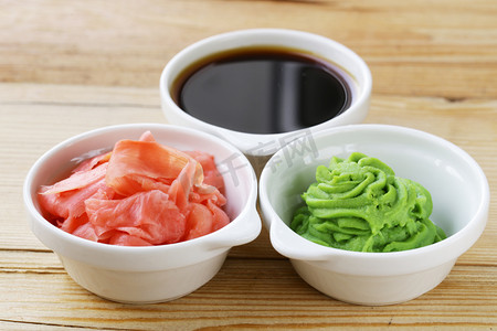 烹饪文化摄影照片_日本芥末酱、 酱油、 腌的姜
