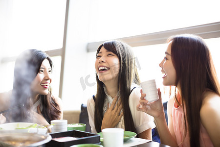 女朋友们摄影照片_快乐的年轻妇女组吃火锅