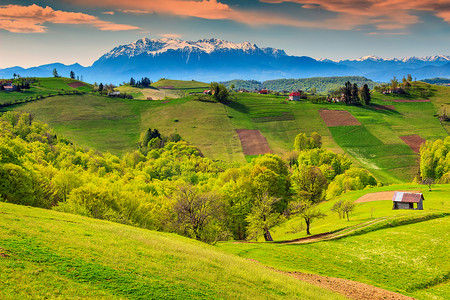 春天的景观和农村村庄，Holbav，特兰西瓦尼亚，罗马尼亚，欧洲