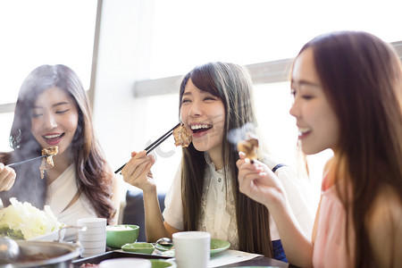 快乐的年轻妇女组吃火锅
