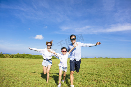 幸福的家庭一起在草地上奔跑