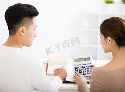 财税摄影照片_丈夫和妻子与家庭理财概念