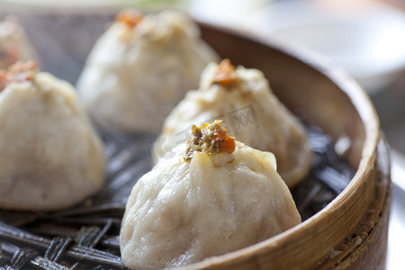 包子饺子摄影照片_中国食品，在竹蒸笼馒头