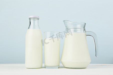乳制品。各式各样的新鲜的牛奶与上校的白色桌子上