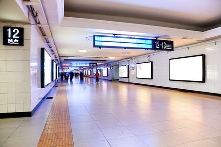 公司海报摄影照片_火车站地下通道