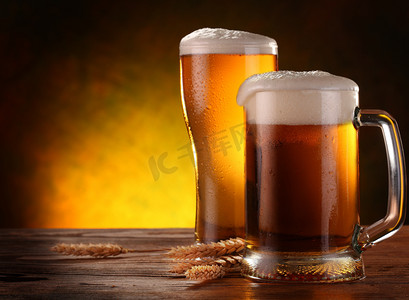 玻璃杯子摄影照片_静物与草案啤酒由玻璃.