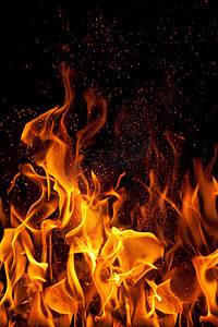 黑色边框png摄影照片_火焰和孤立在黑色背景的火花