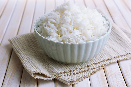 吃馒头摄影照片_煮熟的米饭在碗上木制的背景