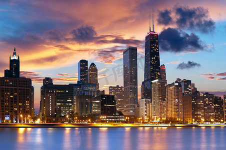 蓝色湖面摄影照片_芝加哥天际线现代建筑