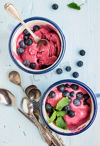 球冰淇淋摄影照片_自制蓝莓冰淇淋勺 