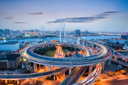 螺旋水泼出去摄影照片_在黄昏时上海南浦大桥