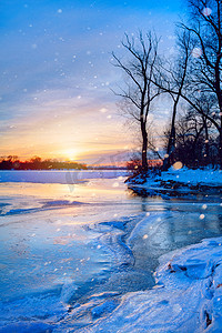 冬季景观全景;在冰冻的河岸边日落;