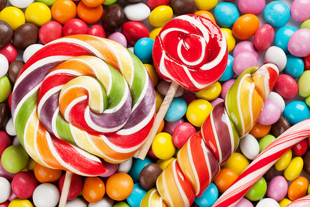 食物摄影照片_五颜六色的糖果和棒棒糖